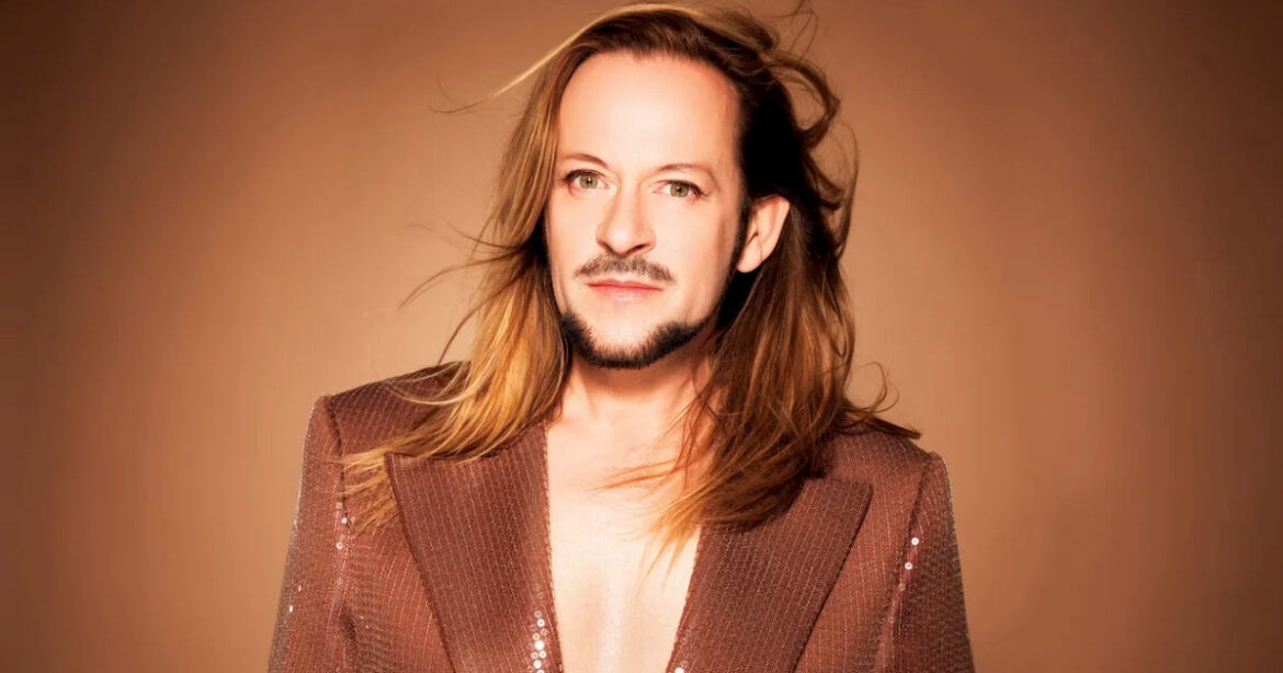 Bild von Michael von der Heide mit glänzendem Sakko